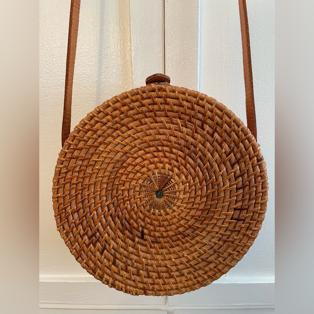Round Woven Tan Crossbody Bag Excellent shape NWOT